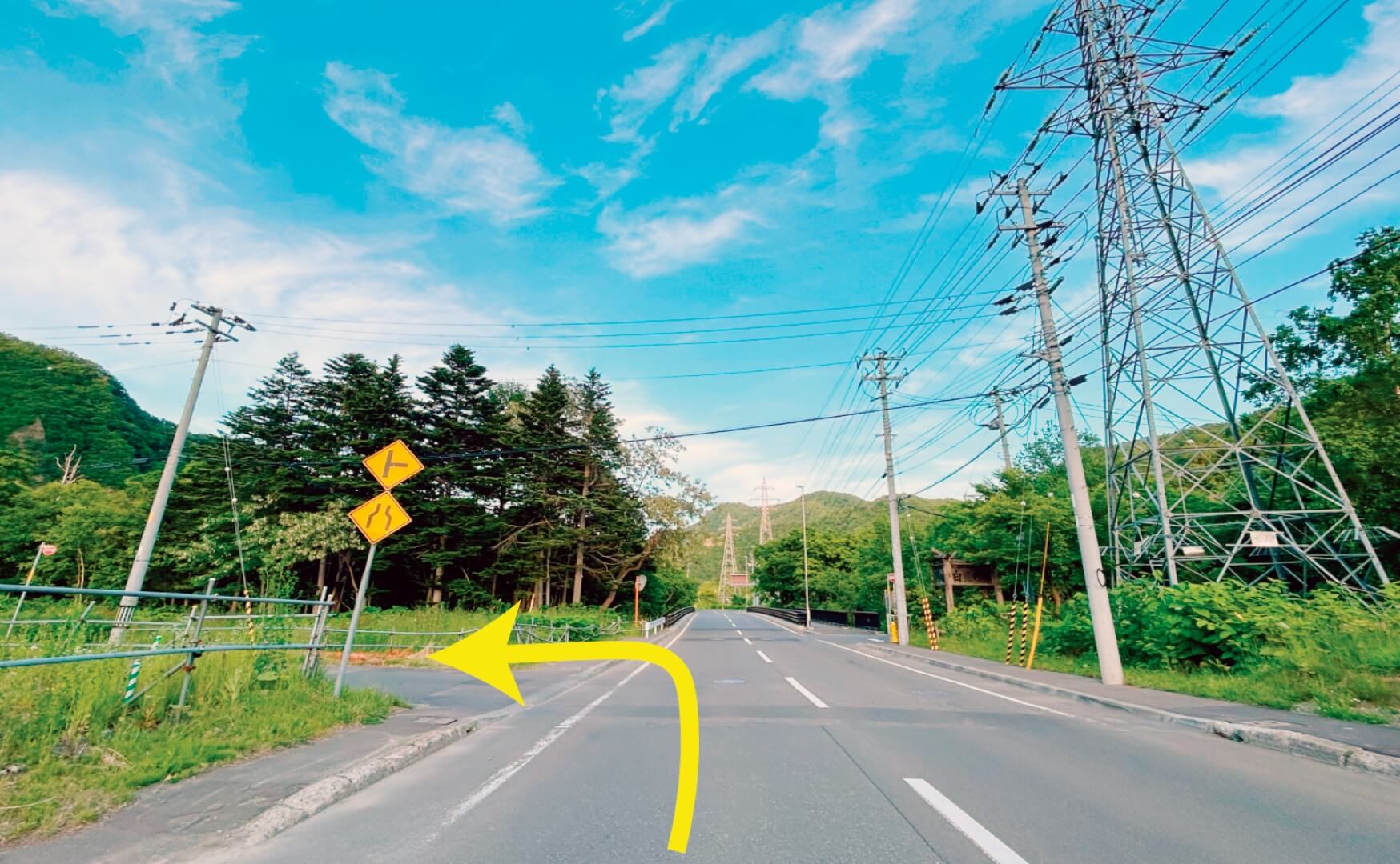「錦橋」手前の黄色い道路標識を左に曲がります